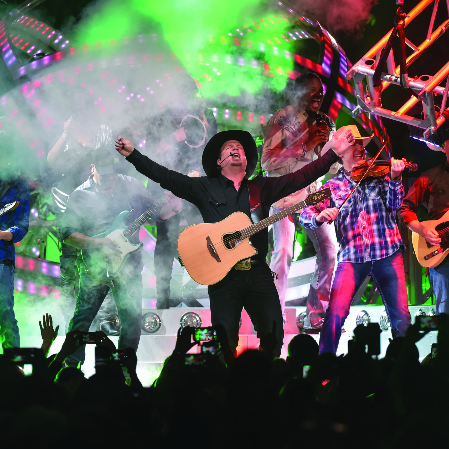 Garth Brooks on stage clapping his hand